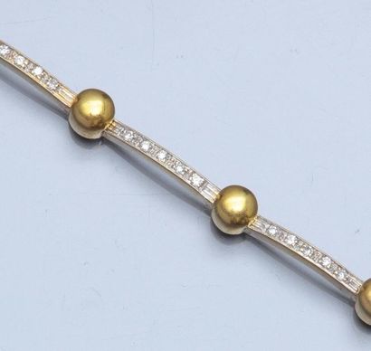 null Bracelet en or deux tons 750°/00 serti de diamants. 10.20 g. L : 17 cm
