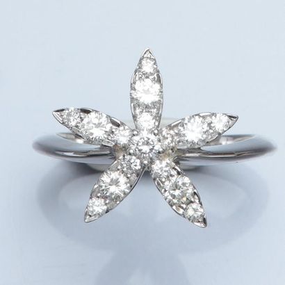 null Bague fleur en or gris 750°/00 (hibou), sertie de diamants taille brillant....