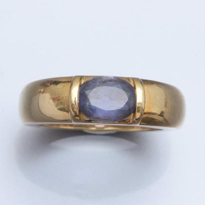 CHAUMET Bague jonc en or jaune 750°/00 sertie d'une iolite ovale à facettes. Signée...