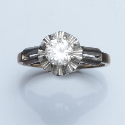 null Bague en platine et or gris 750°/00, sertie d'un diamant taille brillant de...