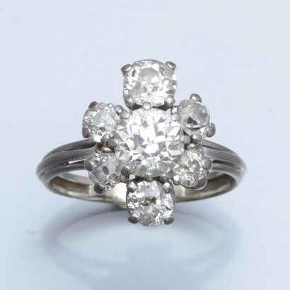 null Bague fleur en or gris 750°/00 et platine sertie de diamants taille ancienne....