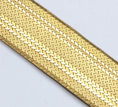 null Bracelet en or jaune 750°/00 à maille tressée brossée. 56 g. L : 19 cm. Petit...