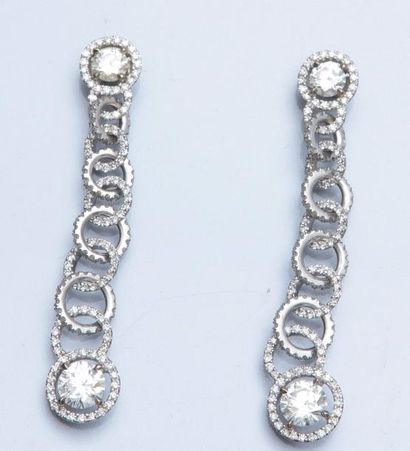 null Paire de boucles d'oreilles en platine serties de diamants taille brillant de...