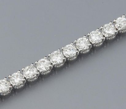 null Bracelet rivière en or gris 750°/00 serti de diamants taille brillant pour environ...