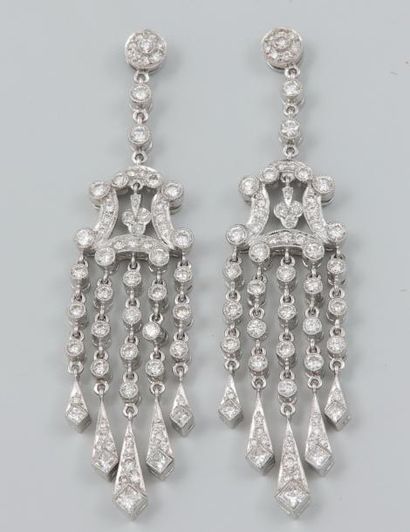 null Grandes boucles d'oreilles girandoles en or gris 750°/00, serties de diamants...