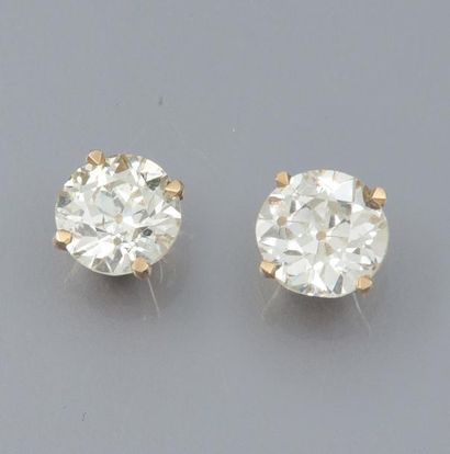 null Paire de puces d'oreilles en or jaune 585°/00 chacune est sertie d'un diamant...