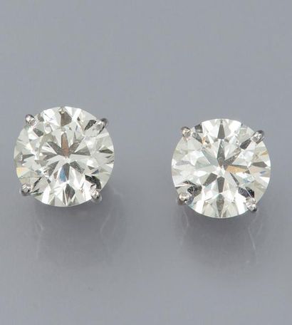 null Paire de boucles d'oreilles en or gris 750°/00, chacune est sertie d 'un diamant...