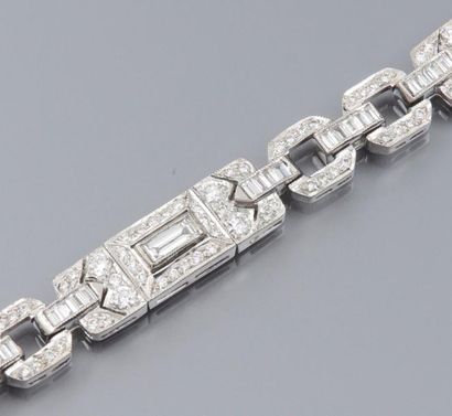 null Bracelet articulé en or gris 750°/00 à maillons géométriques sertis de diamants...