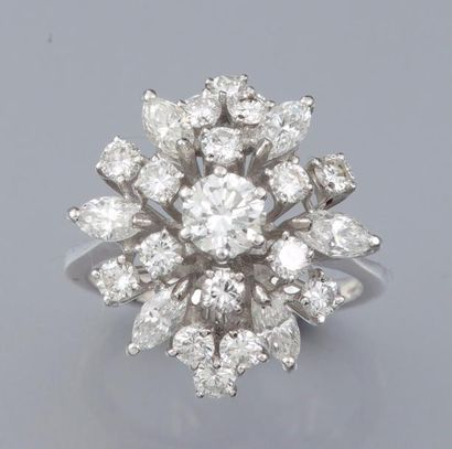 null Bague fleur 750°/00 fileté, sertie de diamants taille brillant. Vers 1960. 7.20...