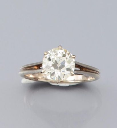 null Bague en or jaune 750°/00 sertie d 'un diamant rond demi taille de 1.58 carat...