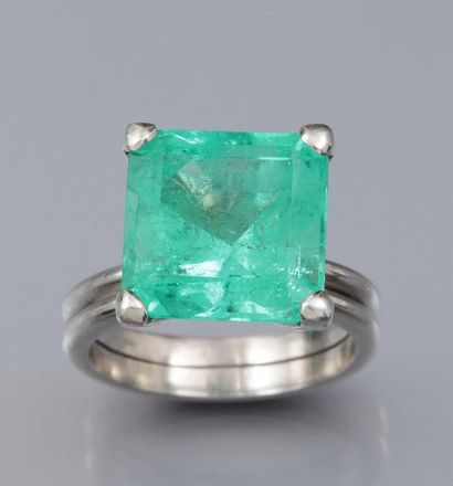 null Bague en platine, sertie d’une émeraude rectangulaire à pans de Colombie de...