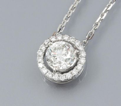 null Pendentif en or gris 750°/00, serti d'un diamant taille brillant de 1.01 ct...