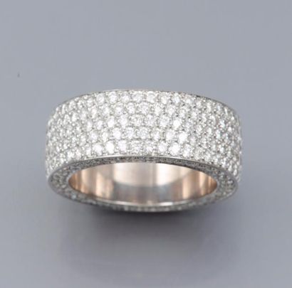 null Bague large en or gris 750°/00 , pavée de diamants taille brillant. 17.60 g....