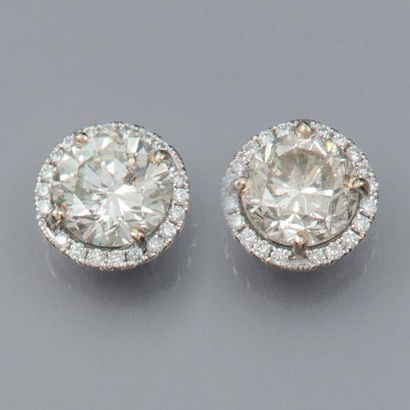 null Boucles d'oreilles en or gris 750°/00, chacune est sertie d 'un diamant taille...