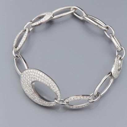 null Bracelet en or gris 750°/00 à maillons ovales sertis de diamants taille brillant....