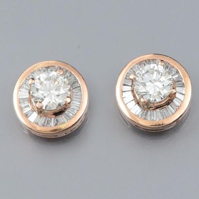 null Boucles d'oreilles en or rose 750°/00, serties chacune d'un diamant taille brillant...