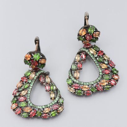 null Paire de boucles d'oreilles en argent 925 et tiges or 750°/00, serties de grenats...