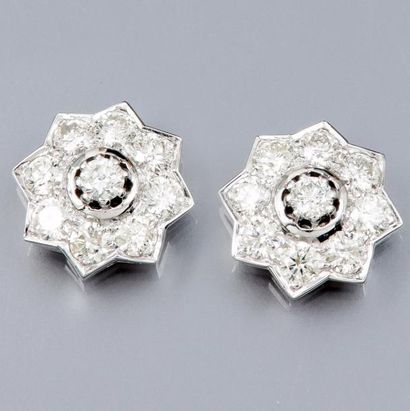 null Paire de boucles d'oreilles fleurs en or gris 750°/00 serties de diamants taille...