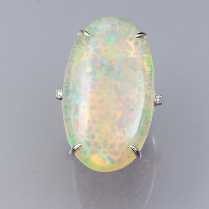 null Bague en or gris 750°/00, sertie d 'une grande opale ovale de 20 carats environ,...
