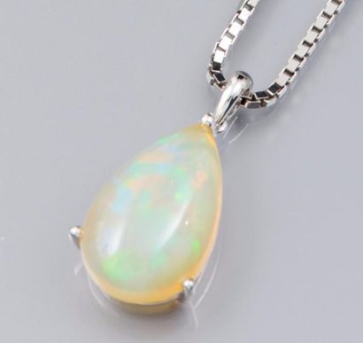 null Pendentif en or gris 750°/00, serti d'une opale poire cabochon de 9 carats environ,...
