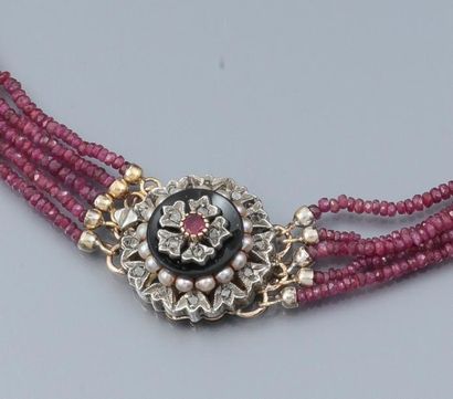 null Collier formé de cinq rangs de petits rubis opaques facettés (traités), fermoir...