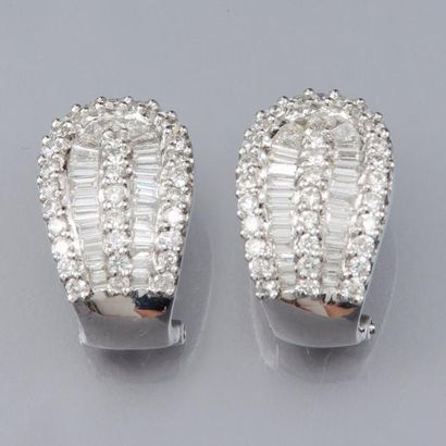null Boucles d'oreilles en or gris 750°/00 serties de diamants baguettes et taille...