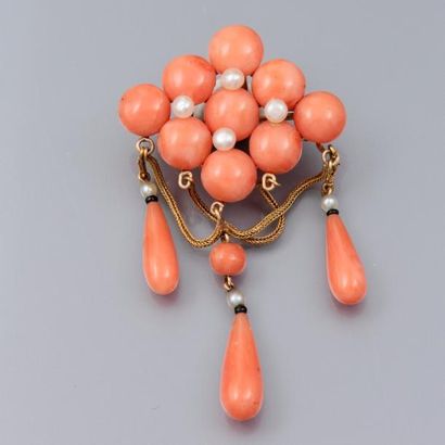 null Broche losange en or jaune 750°/00, sertie de corail cabochons et de petites...