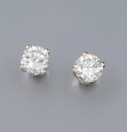 null Paire de puces d'oreilles en or gris 585°/00 chacune est sertie d'un diamant...