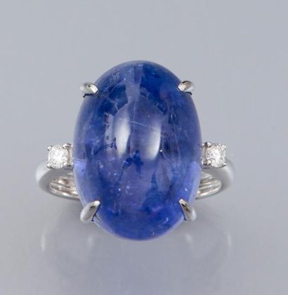 null Bague en or gris 750°/00 sertie d 'une tanzanite ovale cabochon de 18 carats...