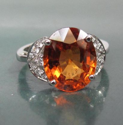 null Bague en or gris 750°/00, sertie d 'un grenat orange spessartite coussin de...