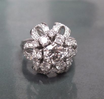 null Bague fleur 750°/00 fileté, sertie d 'un diamant taille brillant de 0.70 ct...