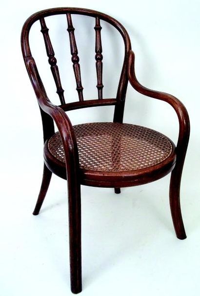 null Chaise de style THONET en bois avec assise cannée. H 64 cm.(circa 1930)
Nice...