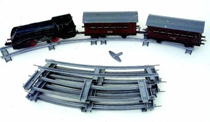 null Train mécanique L.R (Léon ROUSSY) avec locomotive et deux wagons + lot de rails...