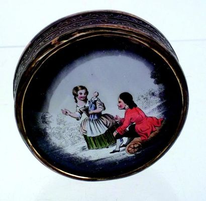 null Jolie boîte ronde en cartonnage avec cerclage en laiton avec “fixé sous verre”...