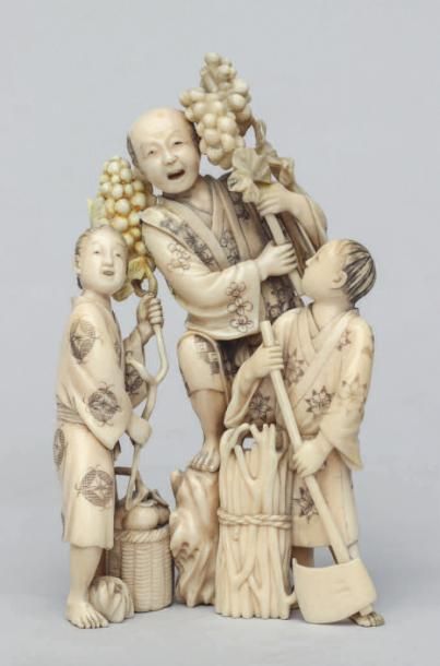 null OKIMONO en ivoire représentant un paysan portant une branche de raisin, à ses...