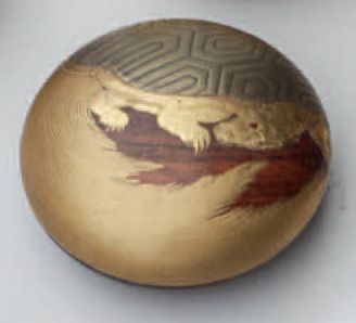 null MANJU en bois laqué or à motif d'une tortue millénaire.
Japon, Meiji, fin du...