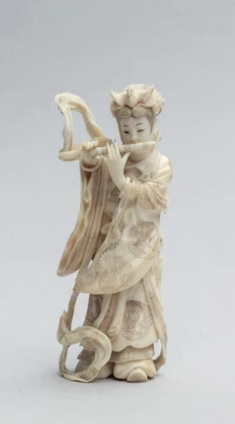 null OKIMONO en ivoire représentant Benten jouant de la flûte, signé.
Japon, Meiji,...
