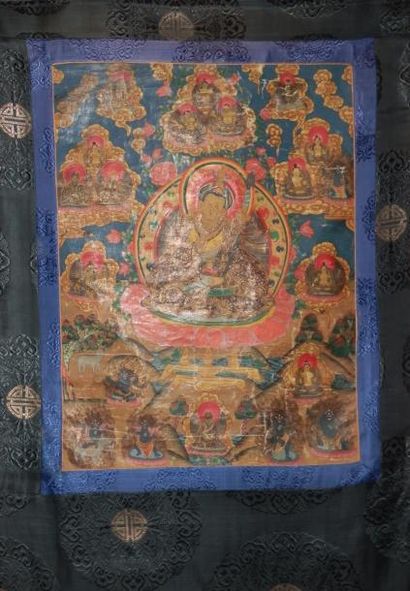 null TANKA représentant Bouddha auréolé, dans une mandorle, entouré de personnages...