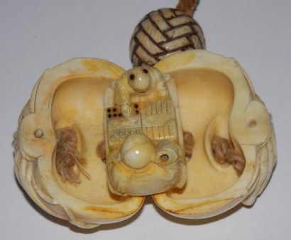 null NETSUKE en ivoire représentant le sac d'Hotei s'ouvrant pour révéler
Hotei faisant...