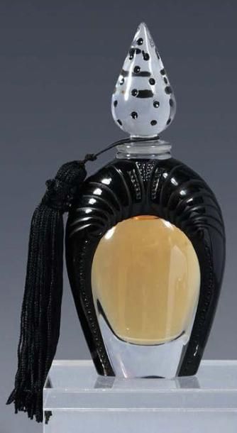 Lalique parfums Shéhérazade - (2007)
Flacon amphore à décor gravé de deux têtes d'éléphant...