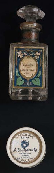 BOURJOIS - (années 1900-1910) Lot comprenant un flacon carafon en verre incolore...