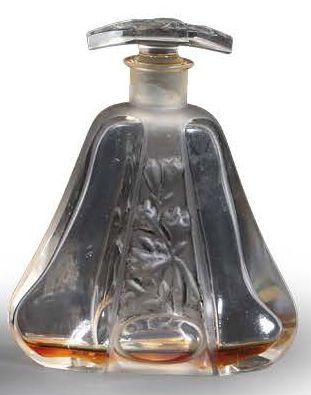 Dubarry Golden Morn - (années 1920)
Flacon en verre incolore pressé moulé de section...