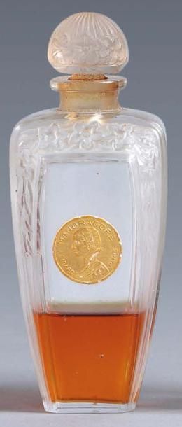 A.Girard Mandragore - (années 1920)
Rare flacon en verre incolore pressé moulé de...