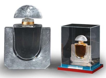 Lalique parfums Chèvrefeuille - (1992)
Important flacon publicitaire décoratif à...