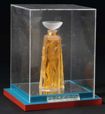 Lalique parfums Les Muses - (1993)
Présenté sous cloche, flacon amphore à décor en...