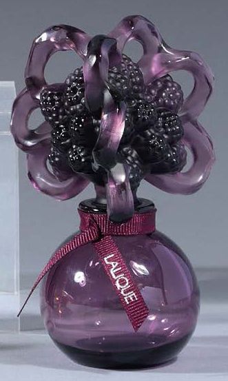 Lalique parfums Améthyste - (2007)
Présenté dans son coffret cylindre gainé de suédine...