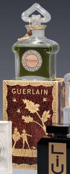GUERLAIN - (années 1920) Lot comprenant le flacon modèle «Louis XVI» en verre incolore...