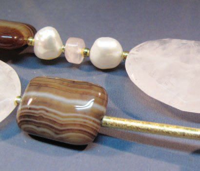 null SAUTOIR formé d'agates, perles de culture, quartz rose et vermeil