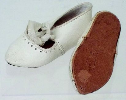 null Belle paire de souliers blancs anciens en cuit signés sur la semelle avec la...