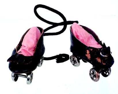 null Paire de souliers anciens en cuir. L 6 cm avec patins à roulettes en metal....